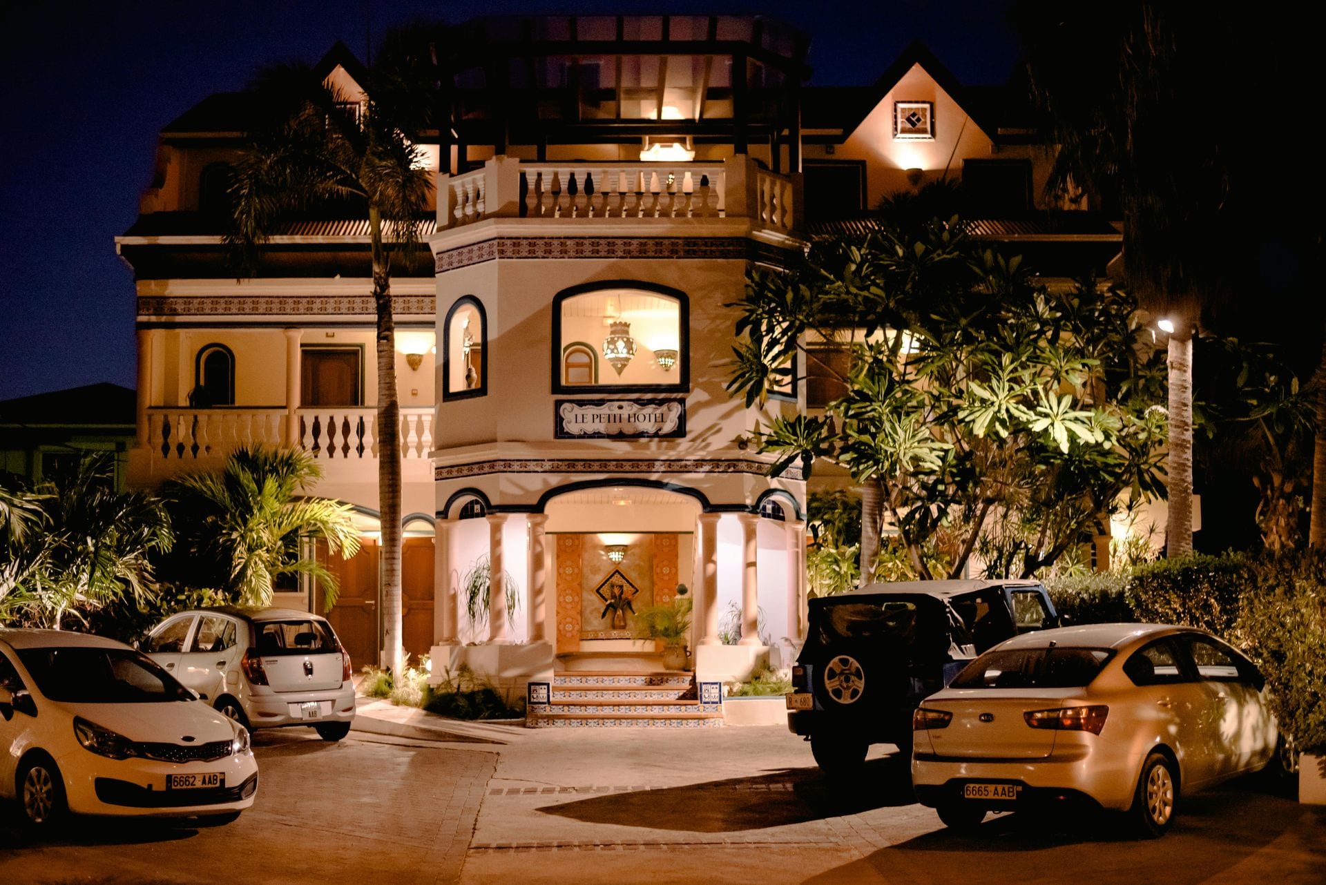 Fachada ornamentada de hotel boutique iluminada à noite — posicionamento
