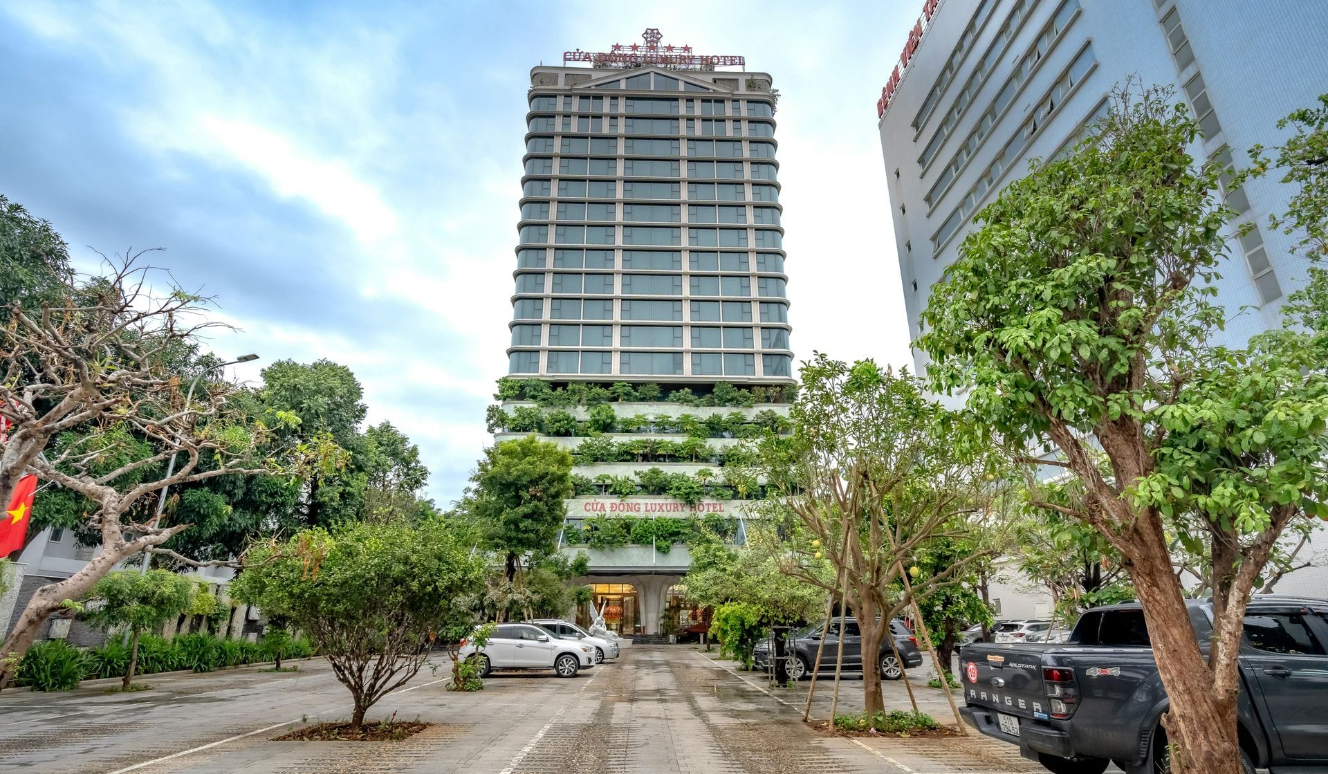 Hotel urbano com jardim vertical na fachada — método aplicado ao terreno