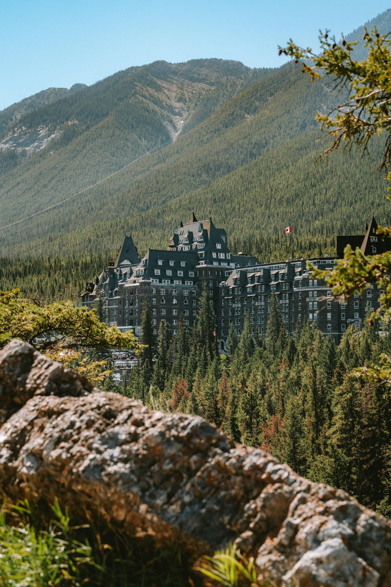 Hotel histórico entre montanhas e floresta — referência de revenue management