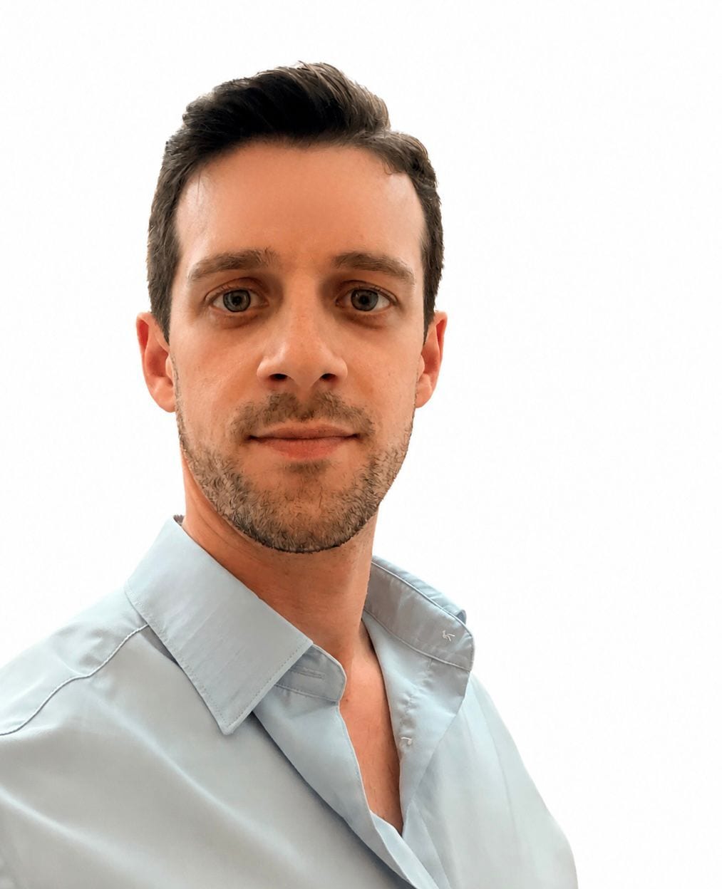 Óscar Martins, fundador da Scale Hotel Solutions, em retrato frontal sobre fundo branco