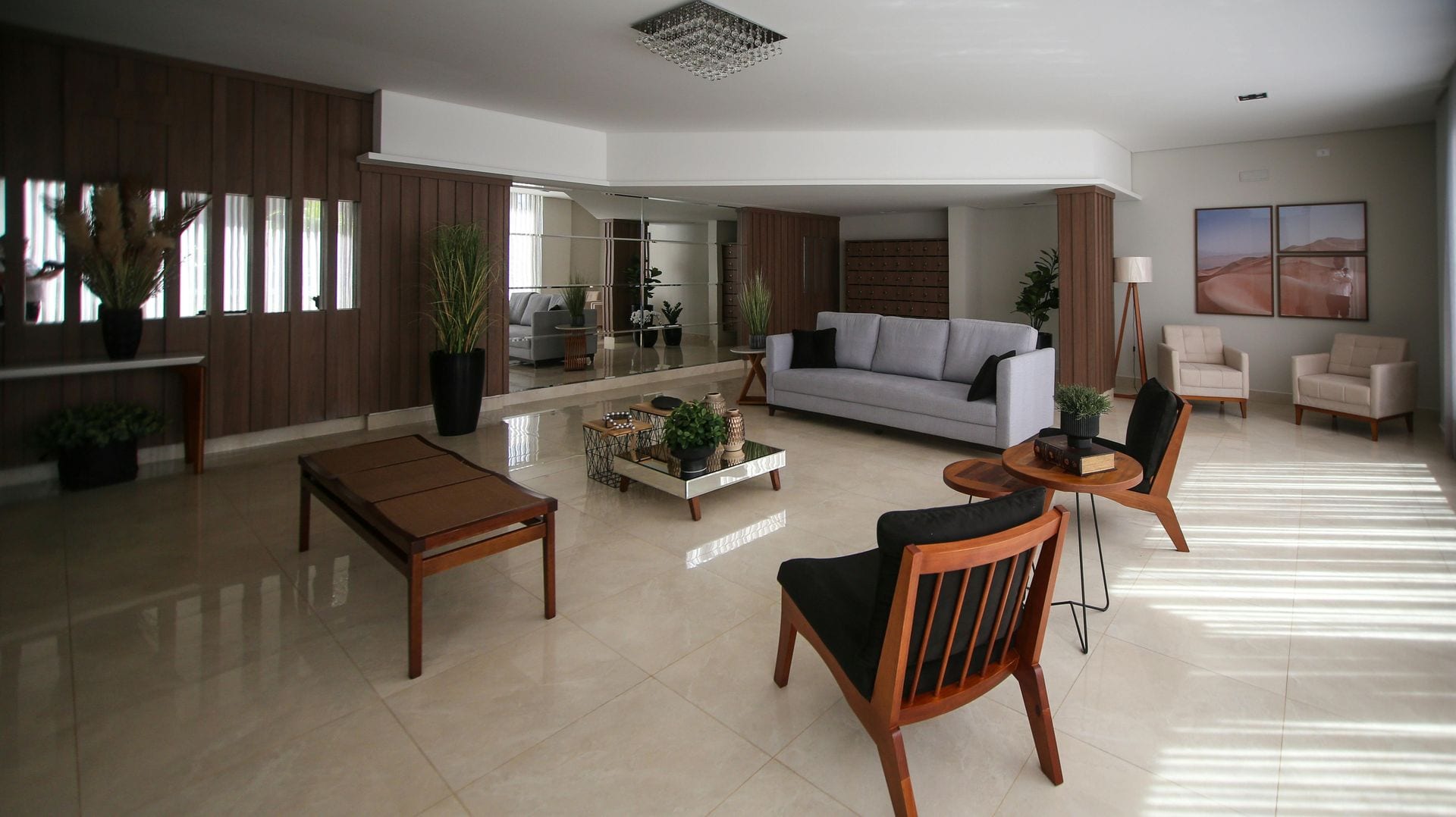 Lobby refinado com pavimento em mármore e poltronas individuais — excelência operacional